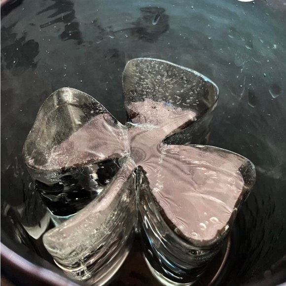 New Honest Ice silicone shamrock ice cube mold / tray - Picture 8 of 12